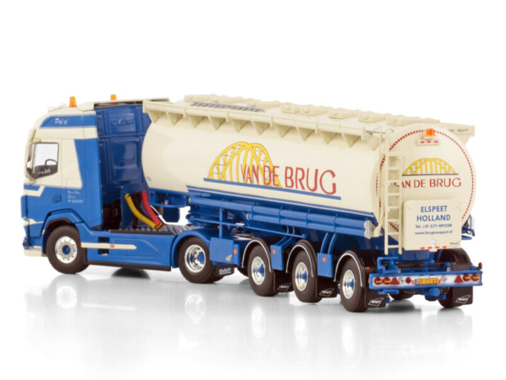 WSI WSI DAF XF SH 4x2 met 3-as veevoer bulk trailer VAN DE BRUG ELSPEET