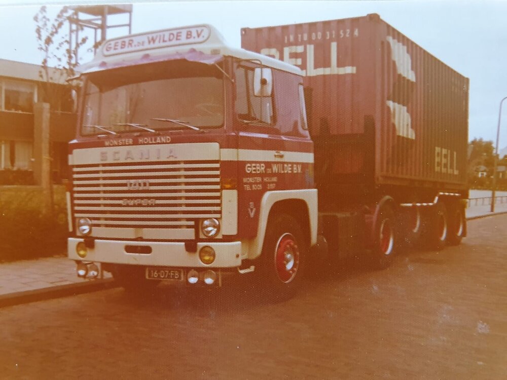 Tekno Tekno Scania 140 met container oplegger + 2x20ft. container DE WILDE