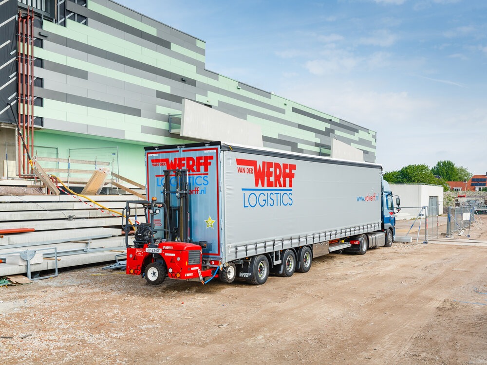 Tekno Tekno Volvo FH05 Globetrotter 4x2 with 3-axle curtainside trailer + moffet VAN DER WERFF