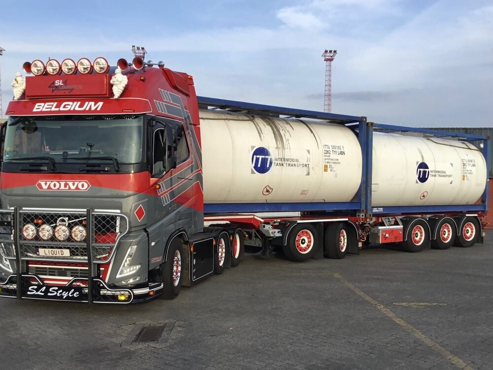 Tekno Tekno Volvo FH05 Globetrotter XL 6x2 with D-Tec flexitrailer + 2x Swap Tankcontainer SL LOGISTICS