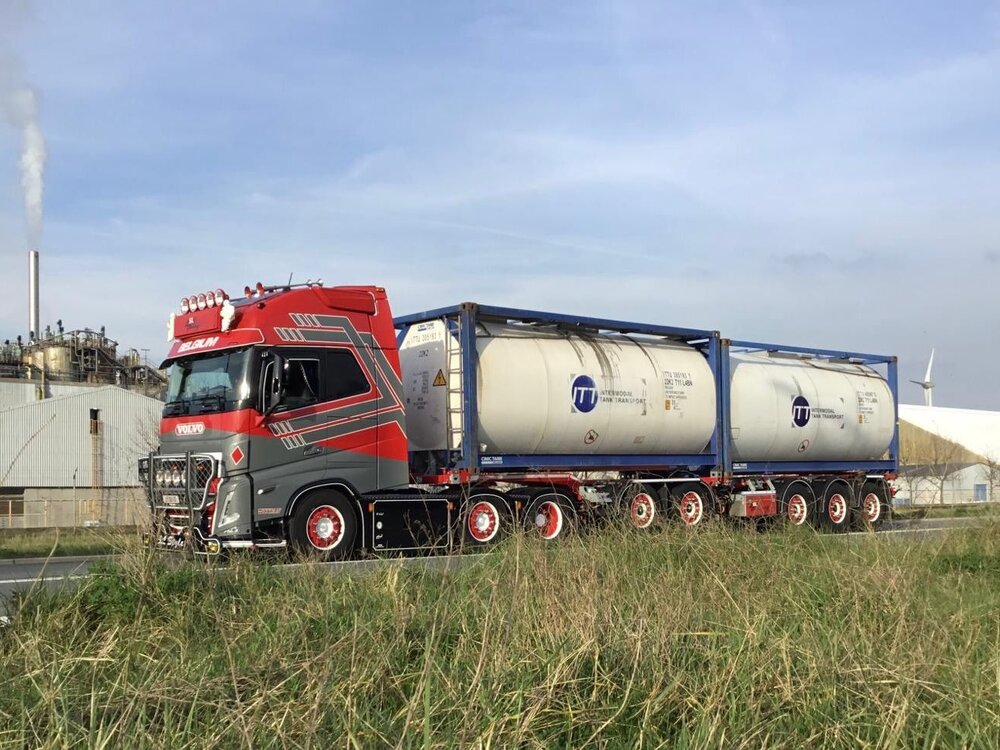 Tekno Tekno Volvo FH05 Globetrotter XL 6x2 with D-Tec flexitrailer + 2x Swap Tankcontainer SL LOGISTICS