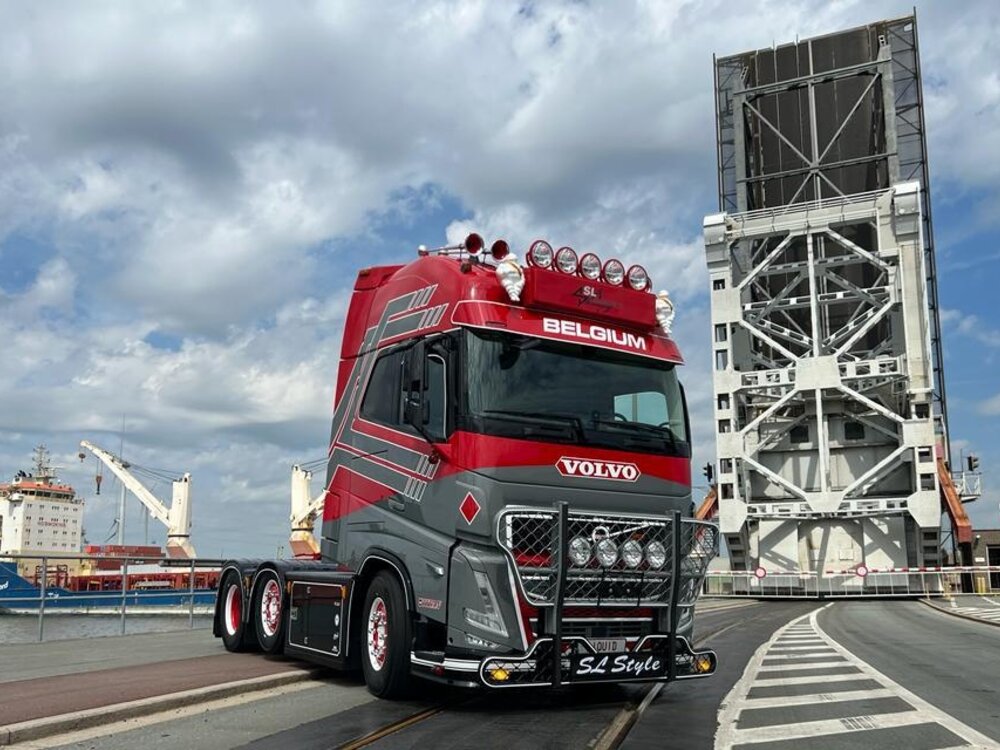 Tekno Tekno Volvo FH05 Globetrotter XL 6x2 with D-Tec flexitrailer + 2x Swap Tankcontainer SL LOGISTICS
