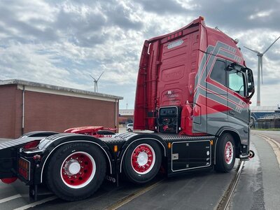 Tekno Tekno Volvo FH05 Globetrotter XL 6x2 with D-Tec flexitrailer + 2x Swap Tankcontainer SL LOGISTICS