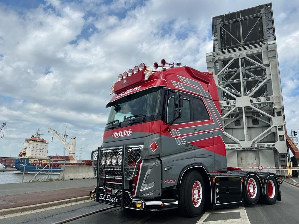 Tekno Tekno Volvo FH05 Globetrotter XL 6x2 with D-Tec flexitrailer + 2x Swap Tankcontainer SL LOGISTICS