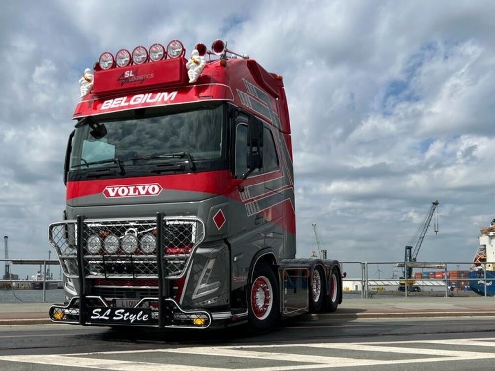 Tekno Tekno Volvo FH05 Globetrotter XL 6x2 with D-Tec flexitrailer + 2x Swap Tankcontainer SL LOGISTICS