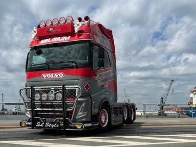 Tekno Tekno Volvo FH05 Globetrotter XL 6x2 with D-Tec flexitrailer + 2x Swap Tankcontainer SL LOGISTICS