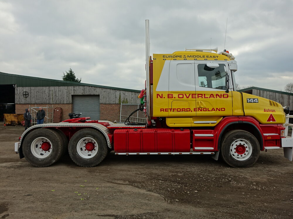 Tekno Tekno Scania 4-serie Torpedo with 3-axle lowloader OVERLAND