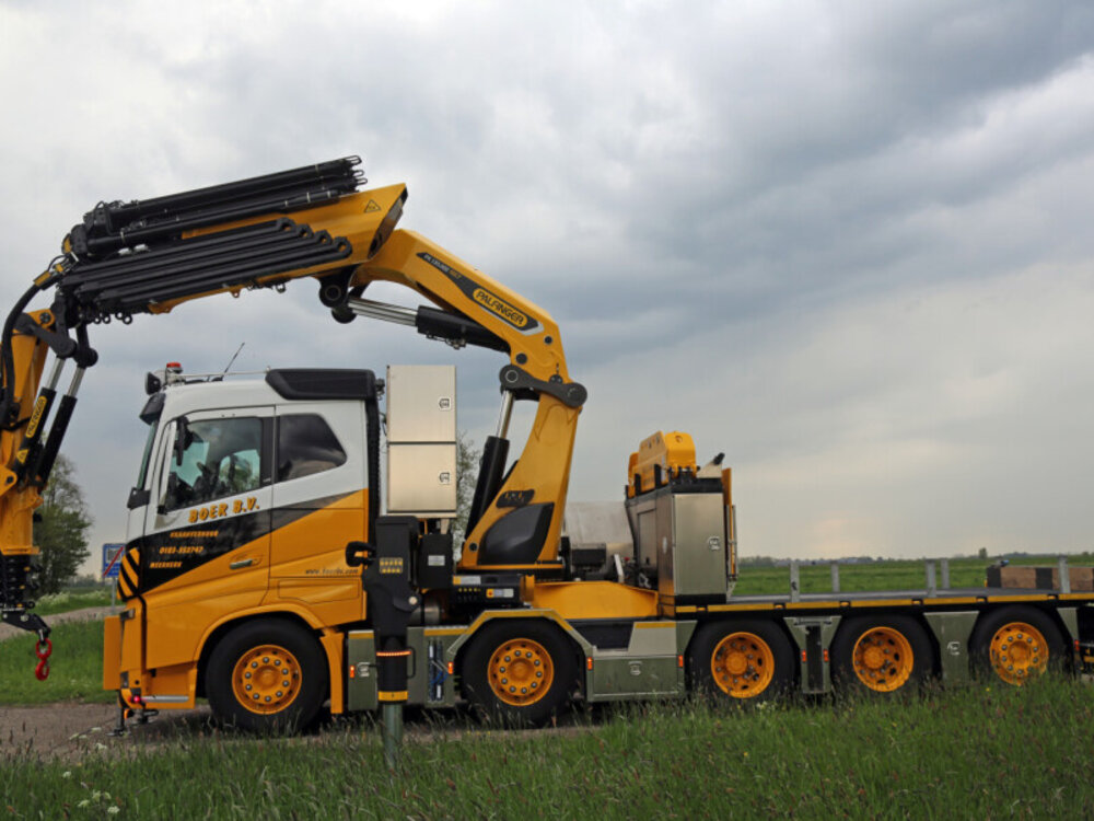 WSI WSI Volvo FH4 Sleeper Cab 10x4 tag axle with palfinger pk 135.002+ jib BOER B.V.
