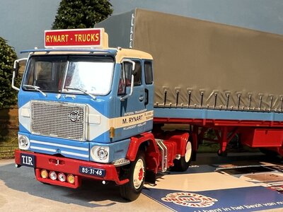 Tekno Tekno Volvo F88 4x2 met  klassieke huiftrailer RYNART