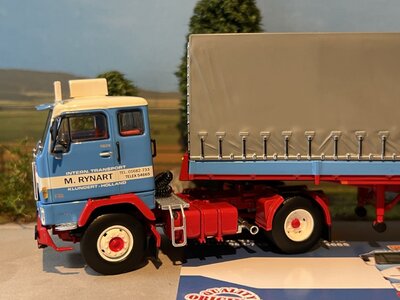 Tekno Tekno Volvo F88 4x2 met  klassieke huiftrailer RYNART