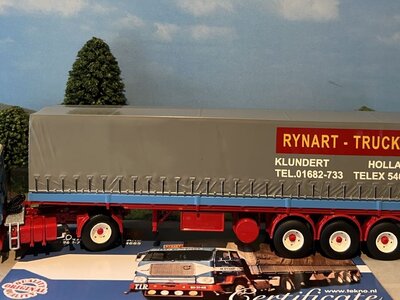 Tekno Tekno Volvo F88 4x2 met  klassieke huiftrailer RYNART