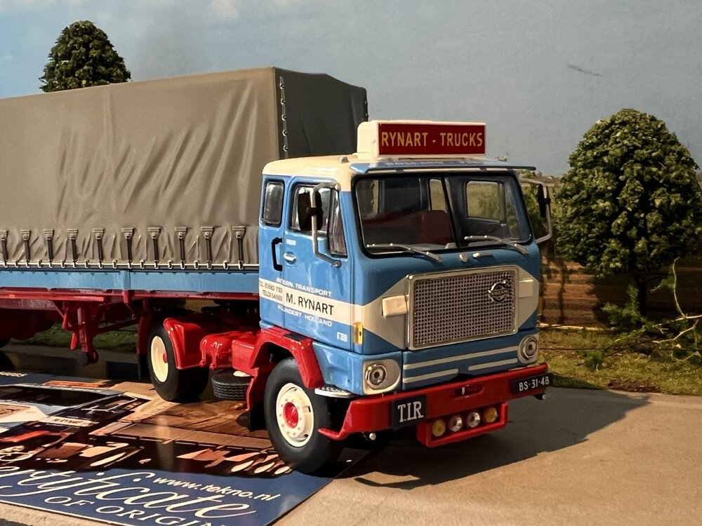 Tekno Tekno Volvo F88 4x2  with classic covered trailer RYNART