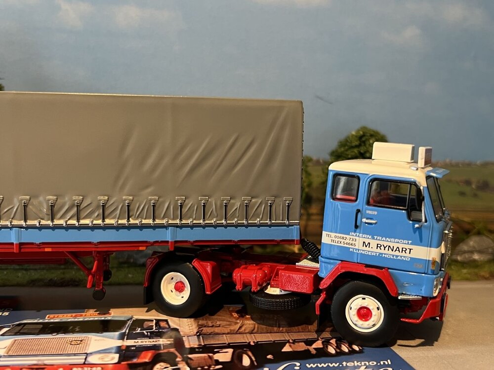 Tekno Tekno Volvo F88 4x2 met  klassieke huiftrailer RYNART