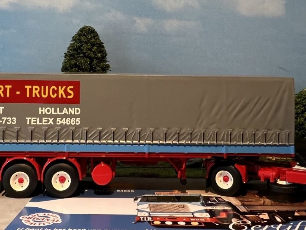 Tekno Tekno Volvo F88 4x2 met  klassieke huiftrailer RYNART