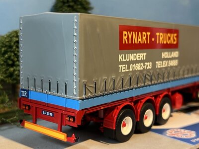 Tekno Tekno Volvo F88 4x2 met  klassieke huiftrailer RYNART