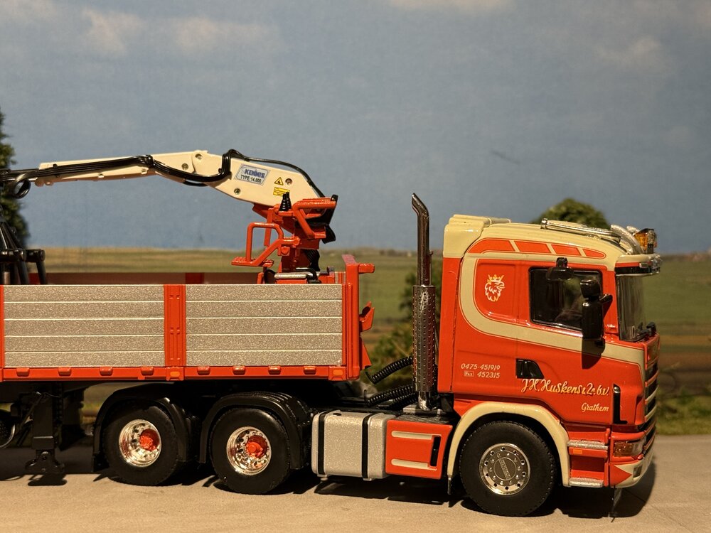 WSI WSI Scania 164G 6x2 met 3-as stenenoplegger HUSKENS