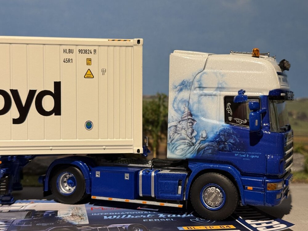 WSI WSI "EXCLUSIVE" Scania 4-serie Topline 4x2 with 3-axle container trailer + 40ft. reefer container WILBERT KUIPERS