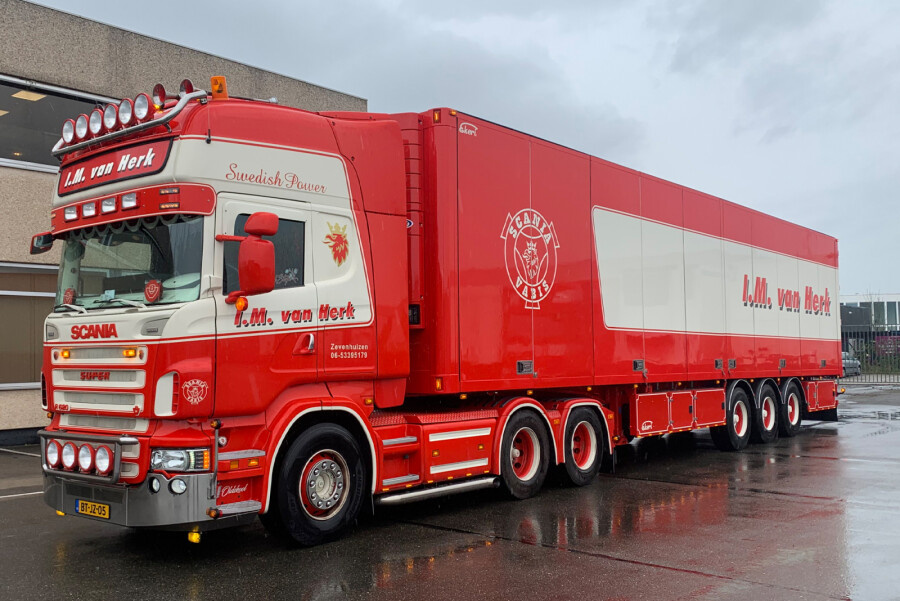 WSI Scania R5 Topline 6x2 met 3-assige koeloplegger I.M. VAN