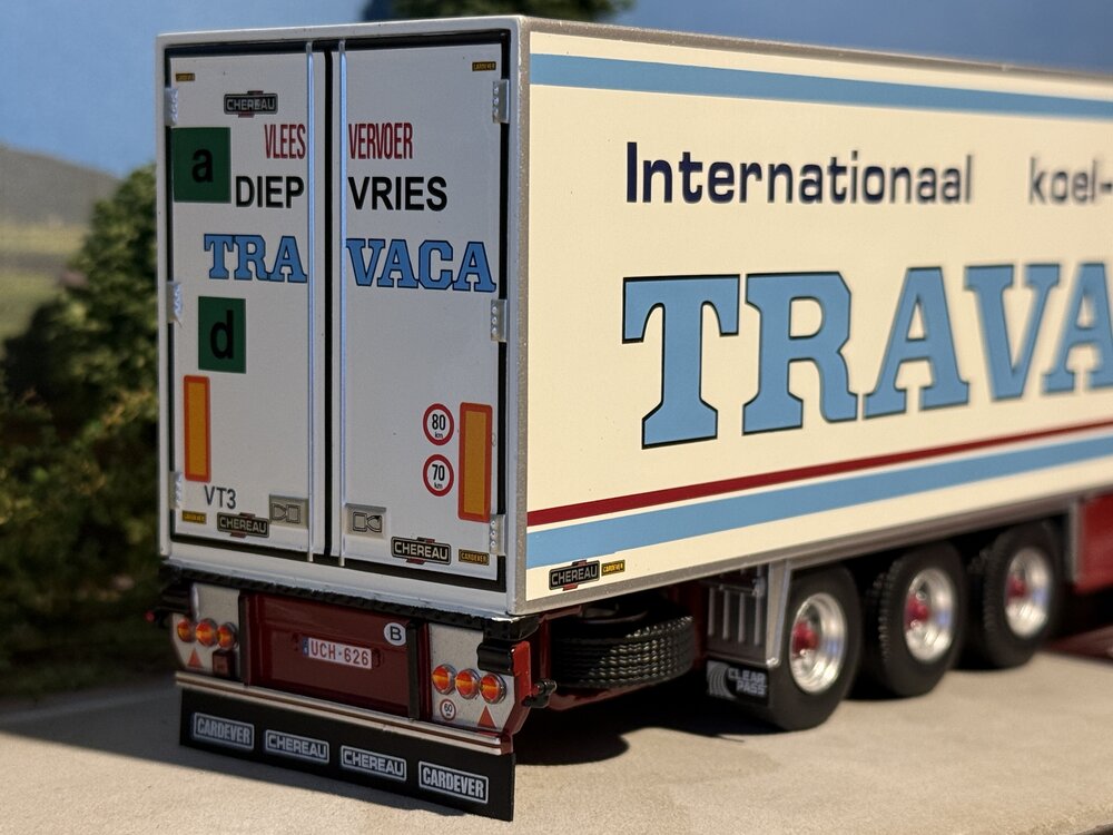 Tekno Tekno Volvo FH01 Globetrotter with 3-axle reefer trailer TRAVACA