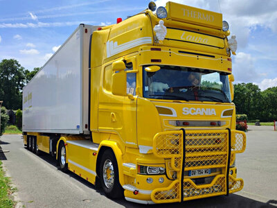 WSI WSI Scania streamline 4x2 Topline with 3-axle reefer trailer LAURATRANS