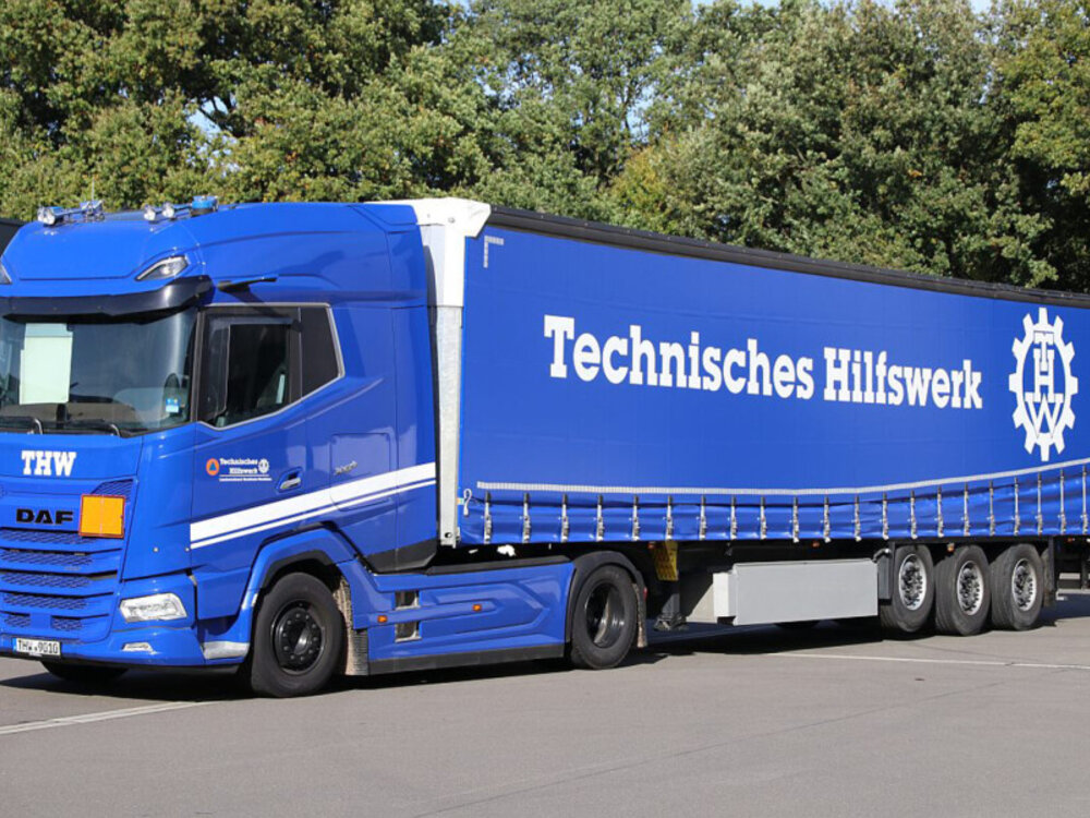 WSI WSI DAF XG+ 4x2 with 3-axle curtainside trailer THW TECHNISCHES HILFSWERK DEUTSCHLAND