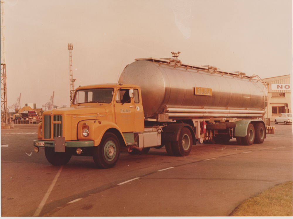 Tekno Tekno Scania Vabis with classic tanktrailer DE RIJKE