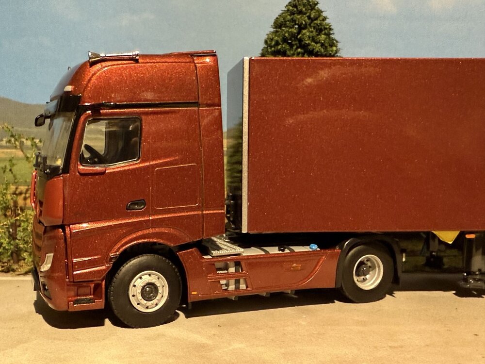 WSI WSI Mercedes Actros MP5 Giga Space 4x2 met 3-as gesloten oplegger PREMIUM LINE