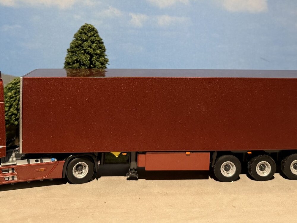 WSI WSI Mercedes Actros MP5 Giga Space 4x2 met 3-as gesloten oplegger PREMIUM LINE