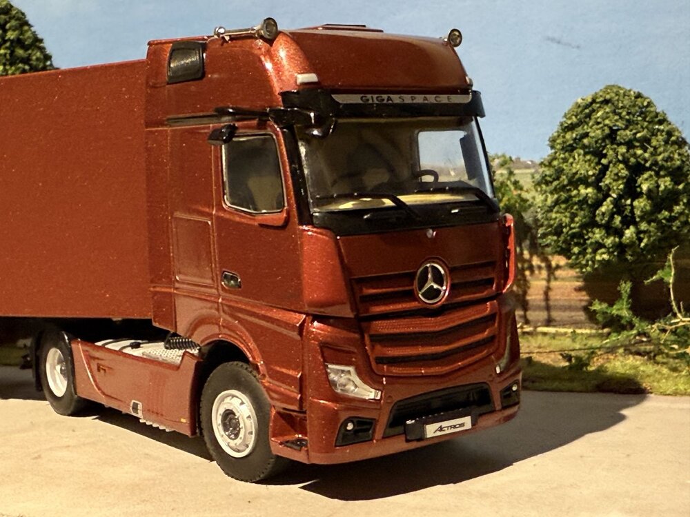 WSI WSI Mercedes Actros MP5 Giga Space 4x2 met 3-as gesloten oplegger PREMIUM LINE