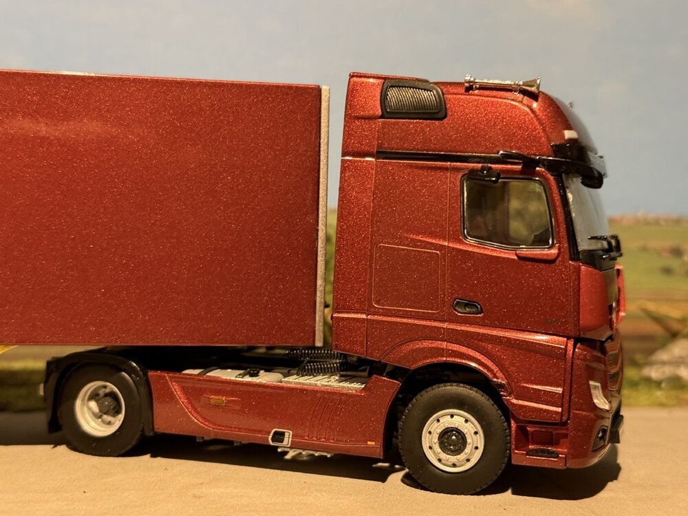 WSI WSI Mercedes Actros MP5 Giga Space 4x2 met 3-as gesloten oplegger PREMIUM LINE