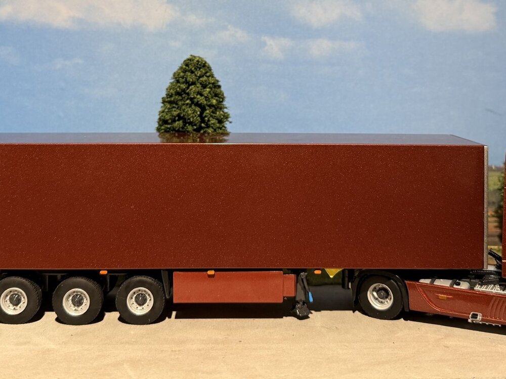 WSI WSI Mercedes Actros MP5 Giga Space 4x2 met 3-as gesloten oplegger PREMIUM LINE