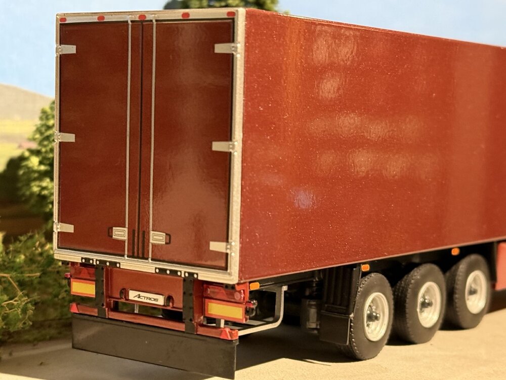 WSI WSI Mercedes Actros MP5 Giga Space 4x2 met 3-as gesloten oplegger PREMIUM LINE