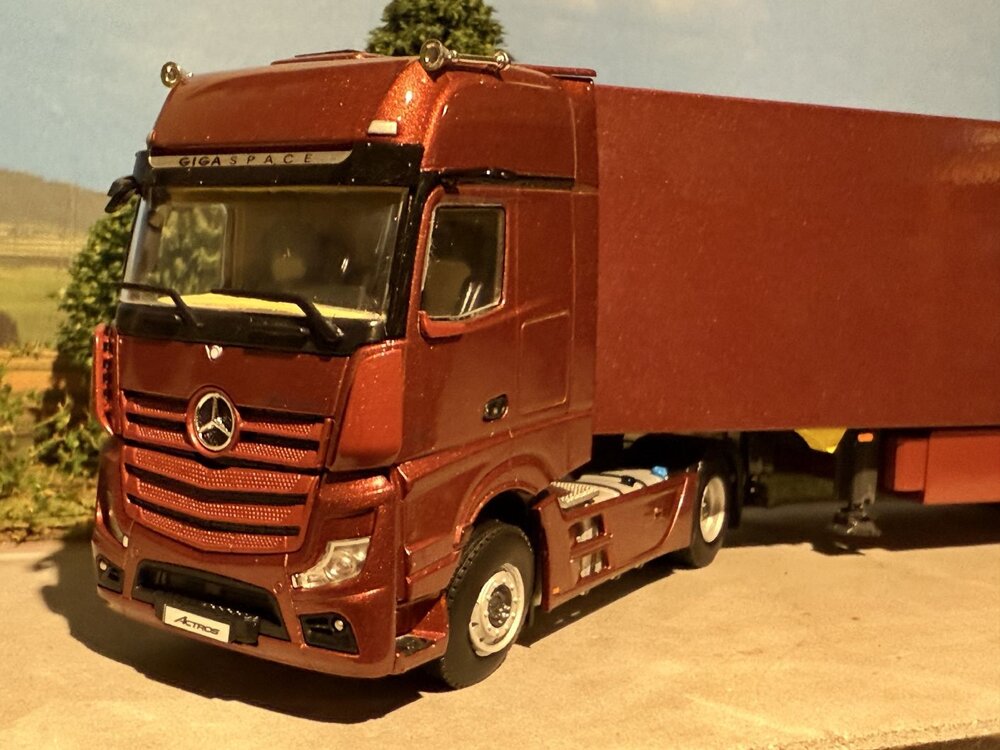 WSI WSI Mercedes Actros MP5 Giga Space 4x2 met 3-as gesloten oplegger PREMIUM LINE