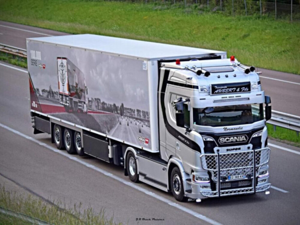 WSI WSI  Scania S Highline 4x2 met 3-as koeloplegger AUBERT & FILS