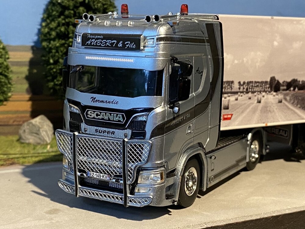 WSI WSI  Scania S Highline 4x2 met 3-as koeloplegger AUBERT & FILS