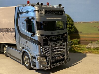 WSI WSI  Scania S Highline 4x2 met 3-as koeloplegger AUBERT & FILS