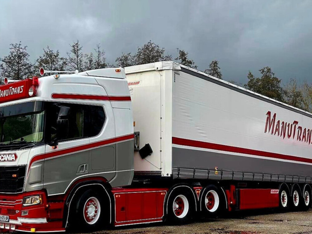 WSI WSI Scania R Highline 6x2 with 3-axle curtainside trailer MANUTRANS