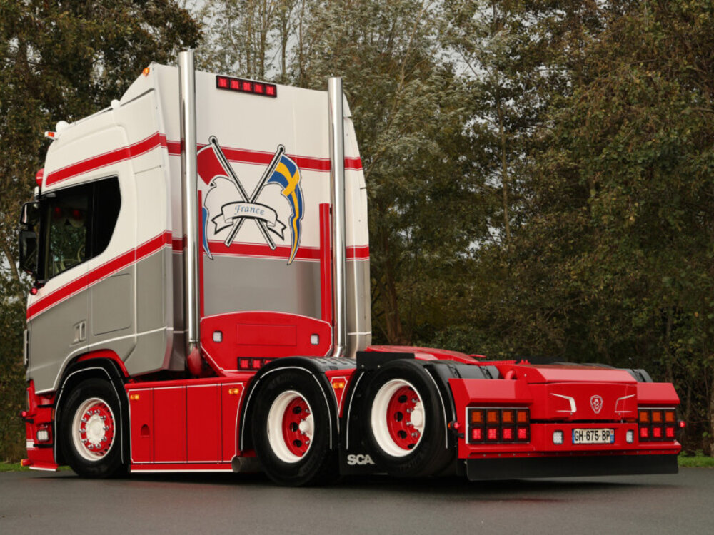 WSI WSI Scania R Highline 6x2 with 3-axle curtainside trailer MANUTRANS