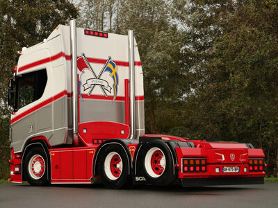 WSI WSI Scania R Highline 6x2 with 3-axle curtainside trailer MANUTRANS