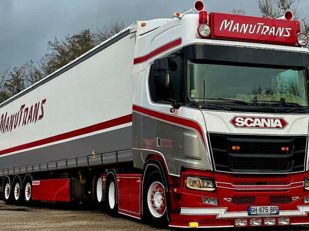 WSI WSI Scania R Highline 6x2 with 3-axle curtainside trailer MANUTRANS