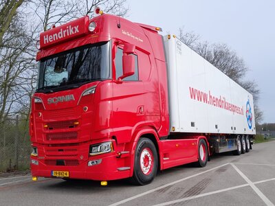 Tekno Tekno Scania NGS 530 4x2 trekker with 3-axle reefer trailer HENDRIKX EXPRESS