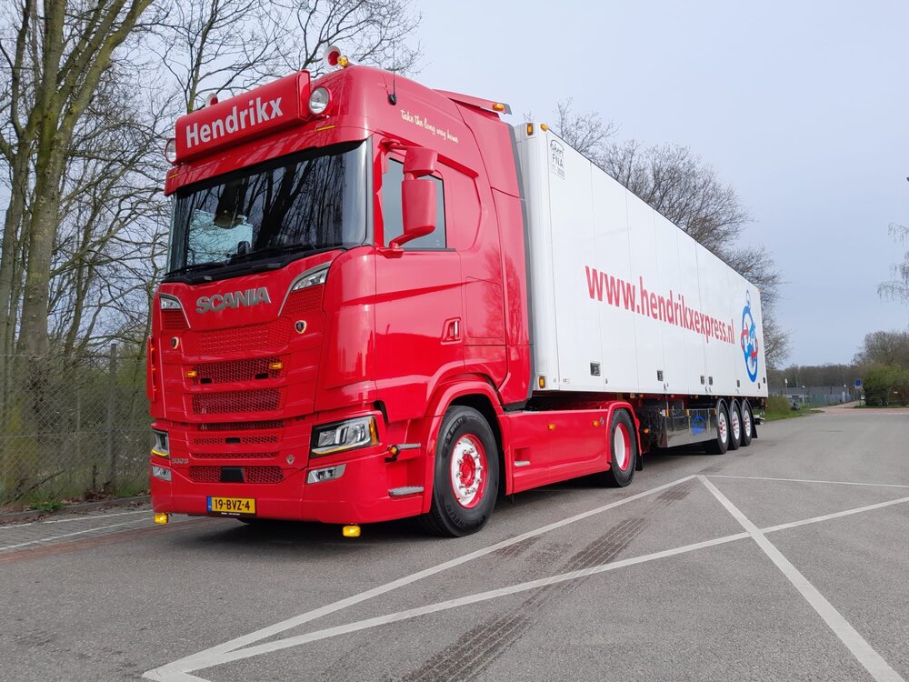 Tekno Tekno Scania NGS 530 4x2 trekker with 3-axle reefer trailer HENDRIKX EXPRESS