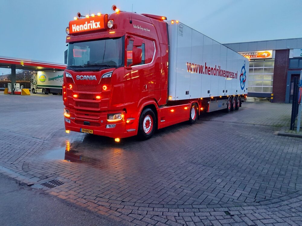 Tekno Tekno Scania NGS 530 4x2 trekker with 3-axle reefer trailer HENDRIKX EXPRESS