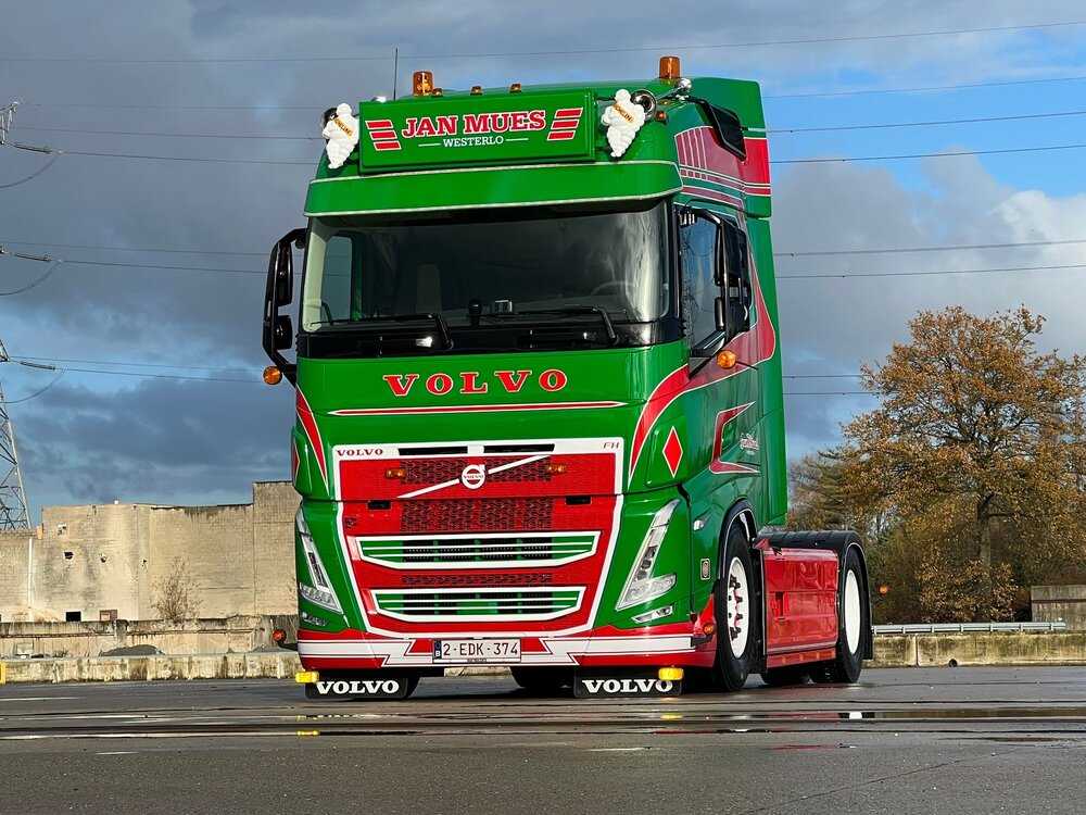 Tekno Tekno Volvo FH05 Globetrotter 4x2 + 3 axle reefer trailer JAN MUES