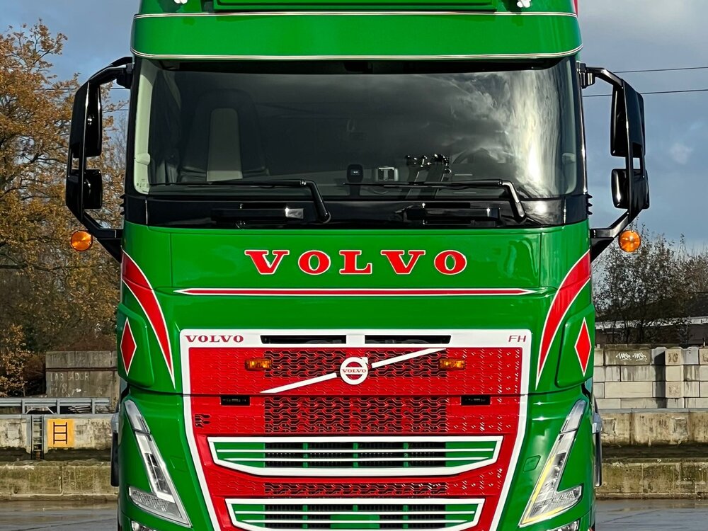 Tekno Tekno Volvo FH05 Globetrotter 4x2 + 3 axle reefer trailer JAN MUES