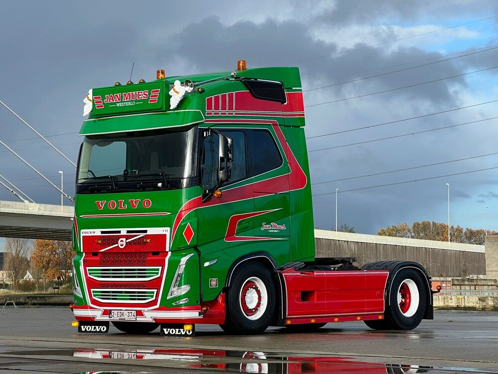 Tekno Tekno Volvo FH05 Globetrotter 4x2 + 3 axle reefer trailer JAN MUES