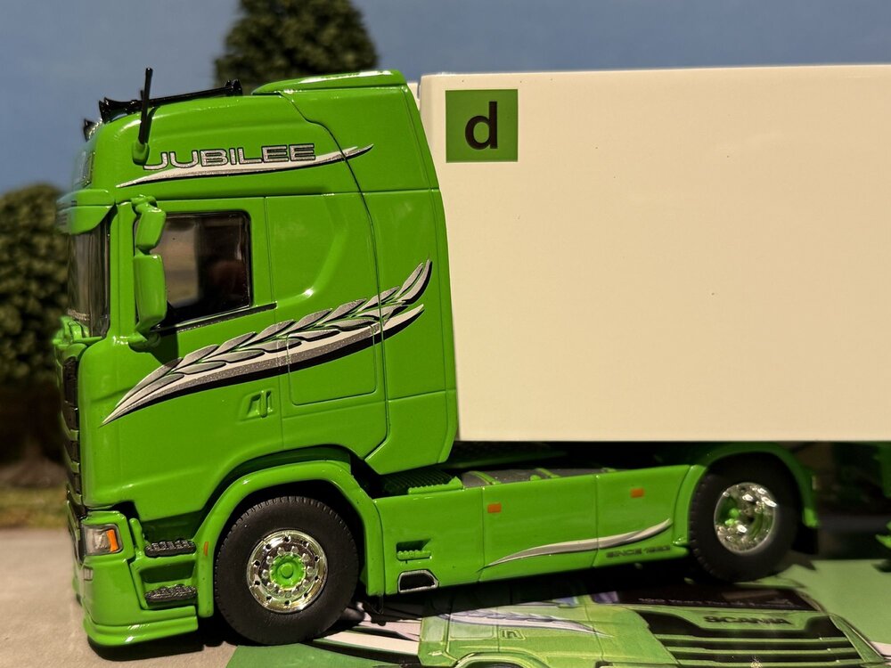 Tekno Tekno Scania Next Gen R-Highline with 3-axle reefer trailer  MULLER (100 Jahr)