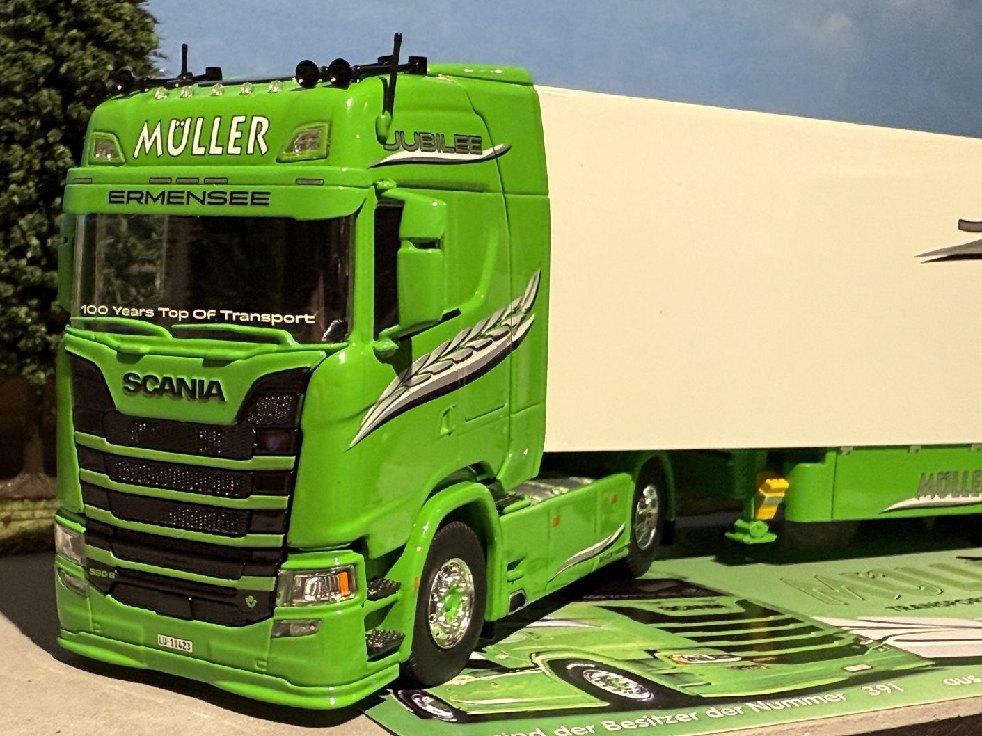 Tekno Scania Next Gen R-Highline with 3-axle reefer trailer Tekno Scania Next Gen R-Highline with 3-axle reefer trailer