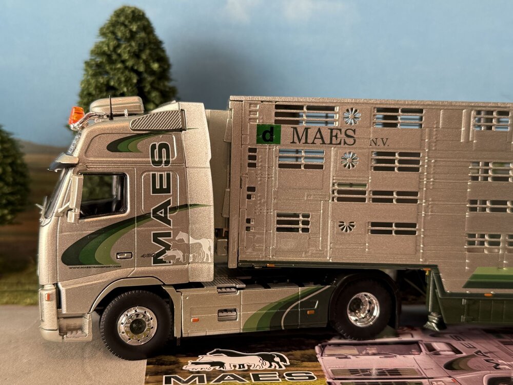 Tekno Tekno Volvo FH02 Globetrotter met 3-as veeoplegger MAES