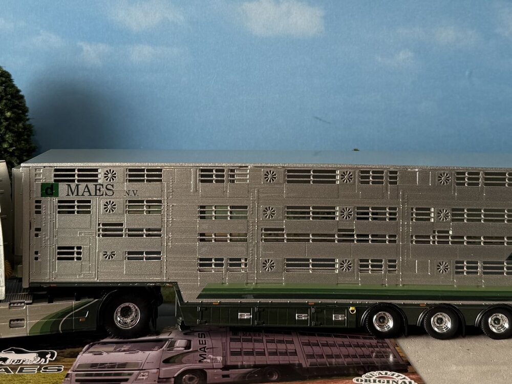 Tekno Tekno Volvo FH02 Globetrotter met 3-as veeoplegger MAES